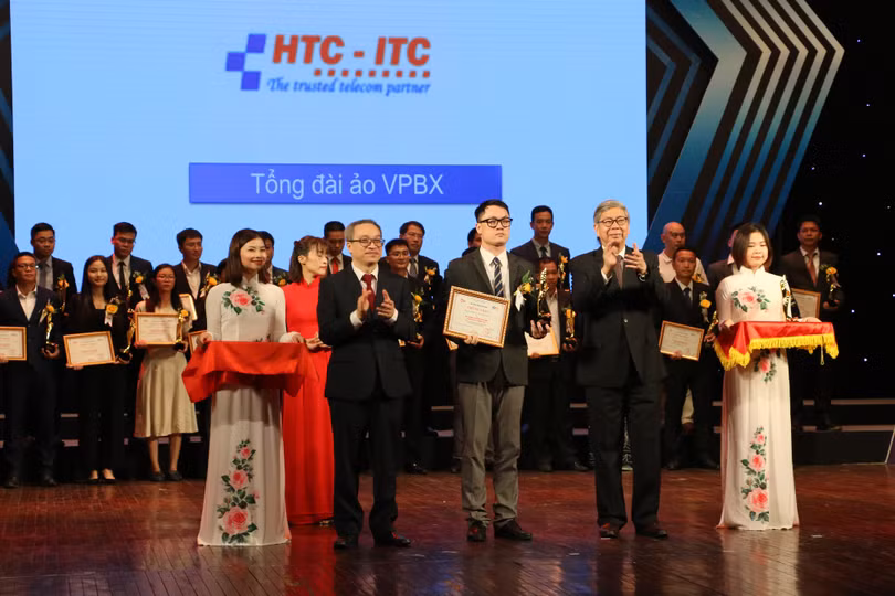 Đại diện Công ty Cổ phần HTC Viễn thông quốc tế nhận giải thưởng Chuyển đổi số Việt Nam 2020. Đại diện Công ty Cổ phần HTC Viễn thông quốc tế nhận giải thưởng Chuyển đổi số Việt Nam 2020.