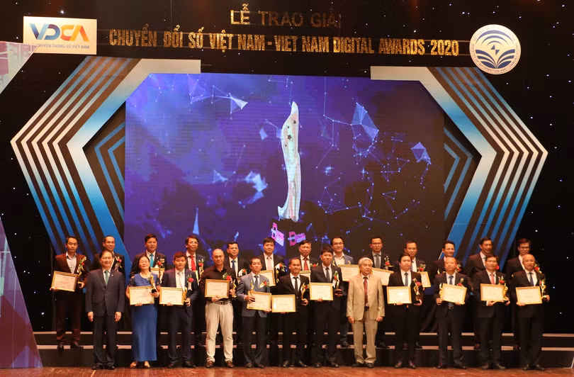 TS. Phan Xuân Dũng – Chủ nhiệm Ủy ban Khoa học, Công nghệ và Môi trường của Quốc hội và TS. Nguyễn Quân – Nguyên Bộ Trưởng Khoa học & Công nghệ, Chủ tịch Hội đồng Chung khảo Giải thưởng Chuyển đổi số Việt Nam 2020 - trao Cúp và Chứng nhận cho cơ quan nhà nước, doanh nghiệp chuyển đổi số xuất sắc. TS. Phan Xuân Dũng – Chủ nhiệm Ủy ban Khoa học, Công nghệ và Môi trường của Quốc hội và TS. Nguyễn Quân – Nguyên Bộ Trưởng Khoa học & Công nghệ, Chủ tịch Hội đồng Chung khảo Giải thưởng Chuyển đổi số Việt Nam 2020 - trao Cúp và Chứng nhận cho cơ quan nhà nước, doanh nghiệp chuyển đổi số xuất sắc.