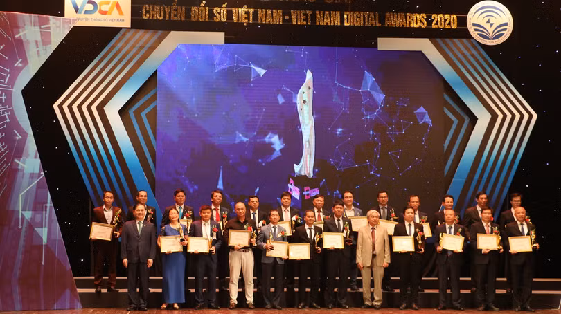 Đại diện các cơ quan nhà nước, doanh nghiệp chuyển đổi số xuất sắc nhận Cúp và Chứng nhận từ TS. Phan Xuân Dũng – Chủ nhiệm Ủy ban Khoa học, Công nghệ và Môi trường của Quốc hội và TS. Nguyễn Quân – Nguyên Bộ Trưởng Khoa học & Công nghệ, Chủ tịch Hội đồng Chung khảo Giải thưởng Chuyển đổi số Việt Nam 2020.