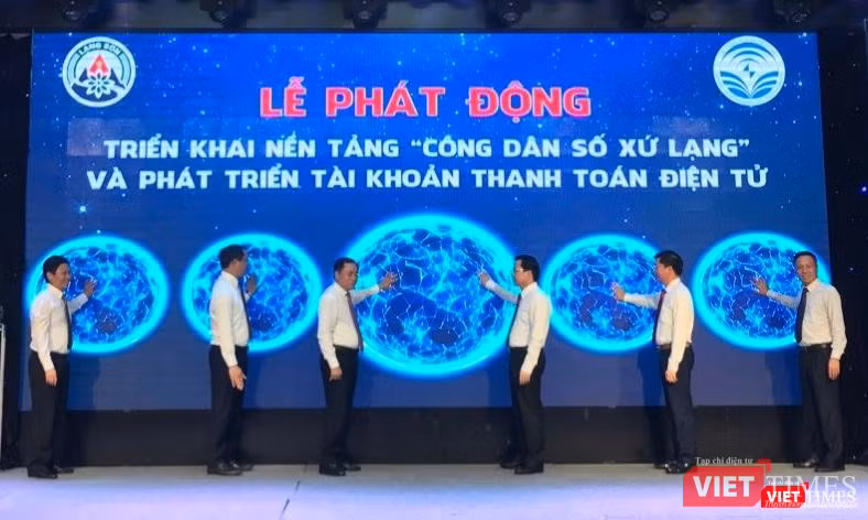 Các đại biểu bấm nút khai trương Các đại biểu bấm nút khai trương