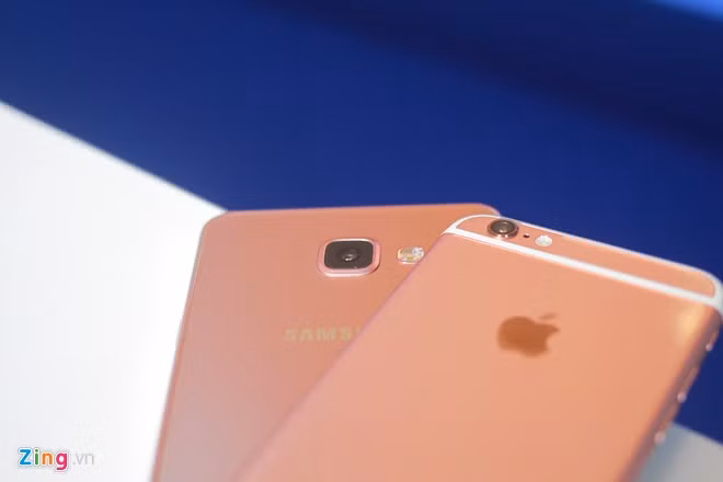 Cụm camera trên cả 2 model đều không bị lồi lên quá cao so với thân máy. Máy ảnh trên A7 là 13 megapixel, f/1.9, hỗ trợ chống rung quang học, trong khi iPhone 6S là 12 "chấm", f/2.2, không có chống rung như 6S Plus.