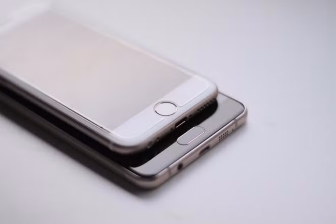 Cả Samsung Galaxy A7 2016 và Apple iPhone 6S đều đặt cảm biến vân tay ở phím Home. Các thử nghiệm cho thấy, khả năng nhận diện gần như tương đồng.