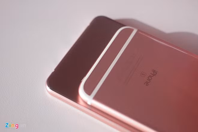 Viền nhựa màu trắng khiến thiết kế của Apple mất đi sự liền mạch so với di động của Samsung.