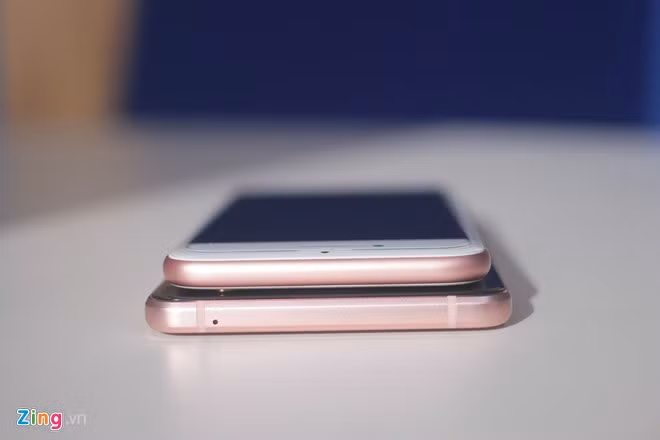 Cạnh trên của iPhone 6S hoàn toàn trống trong khi Galaxy A7 có 2 vạch nhựa nhỏ để bắt sóng. Di động từ Samsung trông cứng cáp và có phần nam tính hơn.