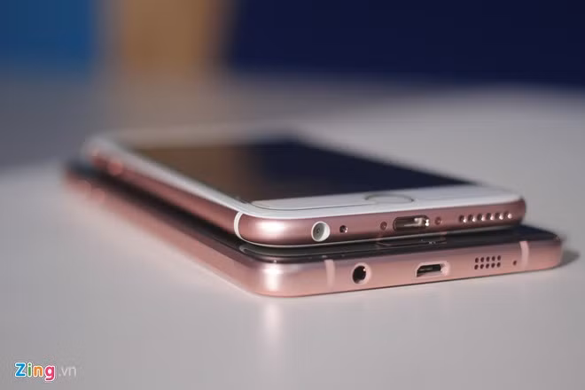 Rất khó để nói thiết kế nào đẹp hơn, trong khi di động của Apple trông mềm mại với thiết kế nhôm nguyên khối thì Galaxy A7 của Samsung lại trông cứng cáp và sang trọng với thân máy kim loại kết hợp kính.