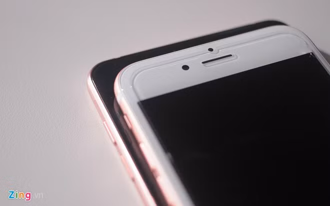Cả Apple và Samsung đều gia công rất tốt phần tiếp giáp giữa mặt kính và thân máy. Chúng được mài cong 2,5D và tạo thành tổng thể liền mạch với thân. Dù vậy, Apple nhấn vào các chi tiết cong, trong khi Samsung vẫn giữa lại các đường cạnh, nam tính hơn.