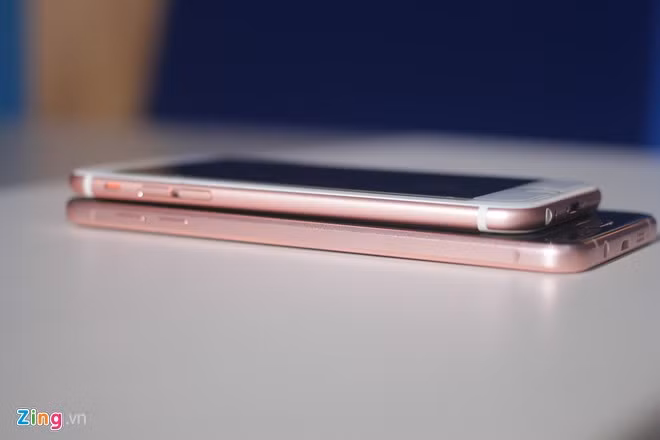 Trong khi cạnh bên của iPhone 6S bo cong mềm mại thì Galaxy A7 lại tạo điểm nhấn với những đường cắt xẻ.