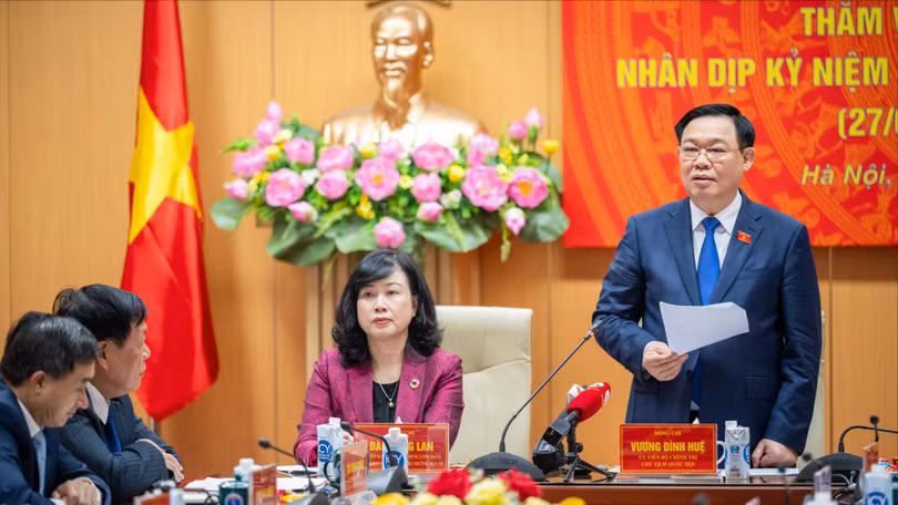 Chủ tịch Quốc hội đề nghị ngành y tế nghiên cứu, đề xuất chế độ, chính sách đãi ngộ phù hợp cho cán bộ y tế trong tổng thể cải cách chính sách tiền lương.