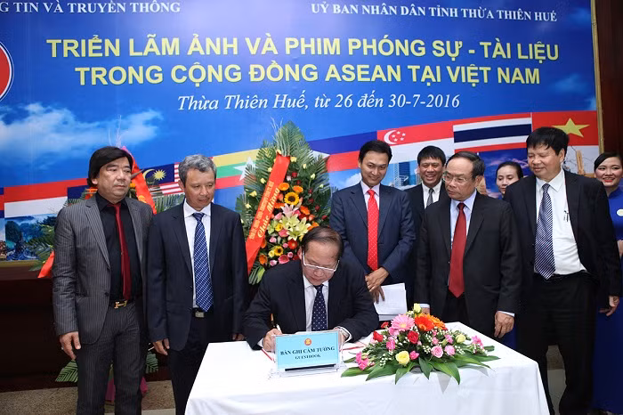 Ông Trương Minh Tuấn viết sổ cảm tưởng Triển lãm.