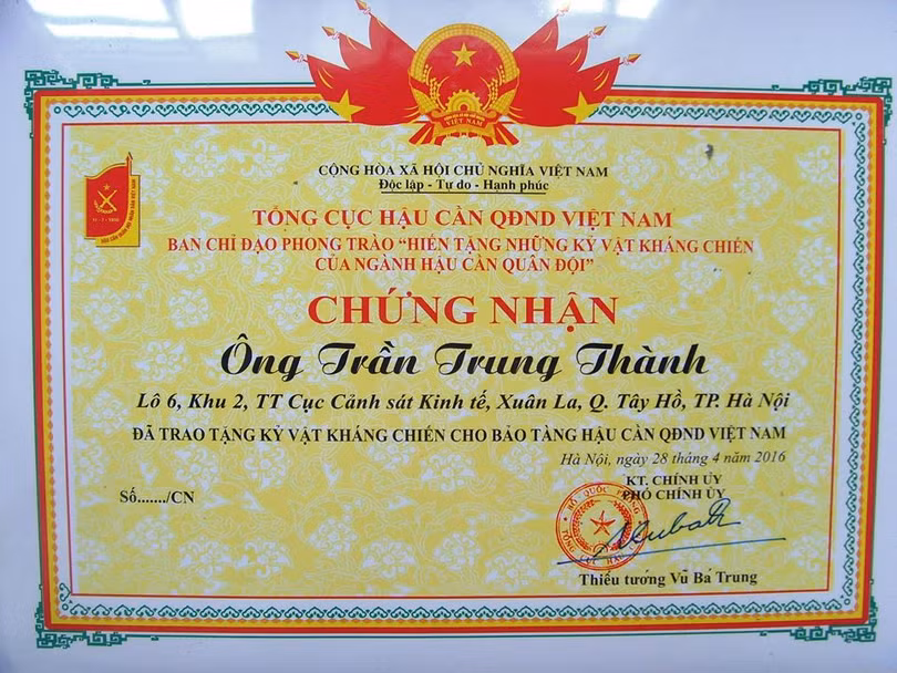 Giấy chứng nhận “Hiến tặng kỷ vật kháng chiến” do Tổng cục Hậu cần QĐND Việt Nam cấp cho tôi trong lần tặng kỷ vật cho Bảo tàng ngày 28/4/2016.