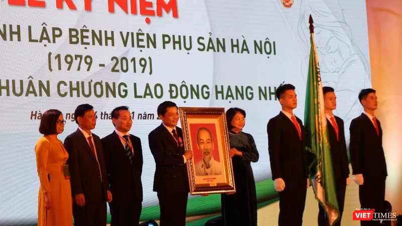 Phó Chủ tịch nước Đặng Thị Ngọc Thịnh trao bức chân dung Chủ tịch Hồ Chí Minh bằng đá cho PGS.TS. Nguyễn Duy Ánh - Giám đốc Bệnh viện Phụ sản Hà Nội.