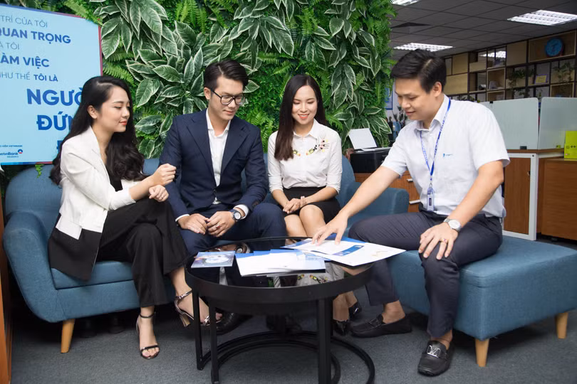 Nhân viên VNPT giới thiệu loạt gói cước Internet mới với tốc độ “khủng” tới khách hàng Doanh nghiệp.jpg