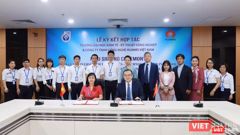Lễ ký kết giữa Huawei Việt Nam và Trường Đại học Kinh tế Kỹ thuật Công nghiệp.