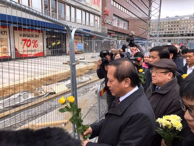 Bộ trưởng Trương Minh Tuấn đặt hoa tưởng niệm các nạn nhân tại phố Drottninggatan