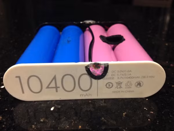 Viên pin dự phòng không nhãn mác, ghi "Made in China" với dung lượng 10.400mAh.