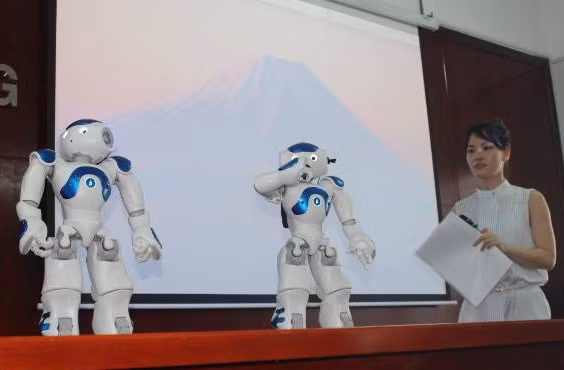 Hai robot Nao mà Đại học Lạc Hồng tiếp nhận.