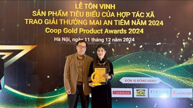 Lãnh đạo Liên minh HTX tỉnh Lạng Sơn (trái) chúc mừng HTX Chế biến nông sản Lụa Vy nhận giải thưởng Mai An Tiêm.