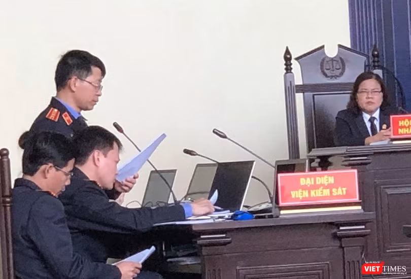 Viện kiểm sát Nhân dân tỉnh Phú Thọ giữ quyền công tố công bố bản luận tội đối với các bị cáo.