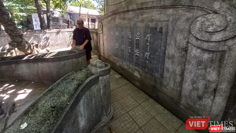 Tác giả tại khu mộ cụ Phạm ở chùa Vạn Phước (Huế).