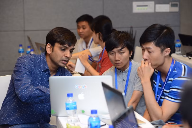 Kỹ sư Google hướng dẫn các kỹ sư IT đến từ nhiều công ty khác nhau thực hành. Ảnh: Google.