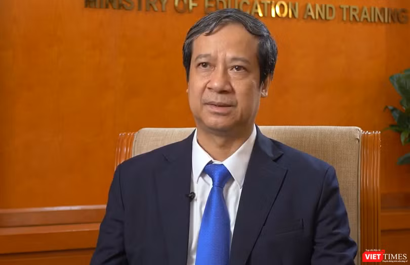 Bộ trưởng Nguyễn Kim Sơn mong muốn mỗi thầy cô giáo cố gắng vượt qua khó khăn để tiếp tục theo đuổi mục tiêu nghề nghiệp.