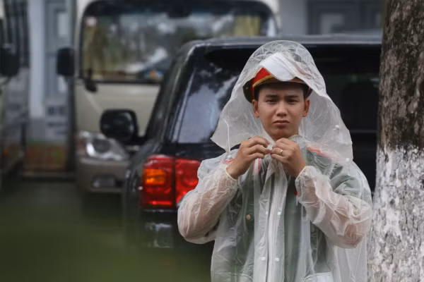 Trời tuôn mưa, người tuôn nước mắt trong tang lễ 9 liệt sĩ phi hành đoàn CASA-212 ảnh 35