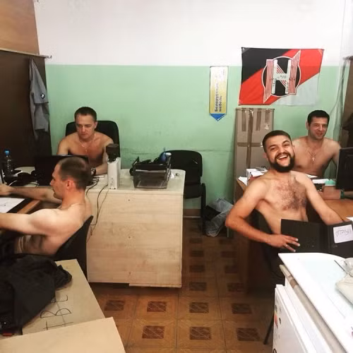 Tổng thống Belarus lỡ miệng, người dân "thoát y" đi làm ảnh 2 Tổng thống Belarus lỡ miệng, người dân "thoát y" đi làm ảnh 2
