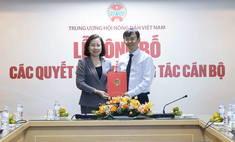 Bà Bùi Thị Thơm, Phó Chủ tịch TƯ Hội Nông dân Việt Nam trao quyết định bổ nhiệm Tổng biên tập Báo Nông thôn Ngày nay cho nhà báo Nguyễn Văn Hoài.