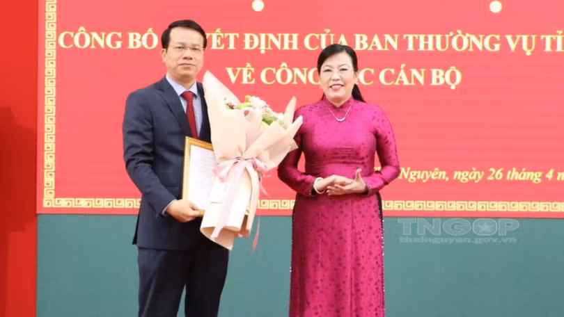 Ông Dương Văn Lượng nhận Quyết định và hoa chúc mừng từ Bí thư Thành ủy Thái Nguyên Nguyễn Thanh Hải tại lễ công bố quyết định luân chuyển, chỉ định ông giữ chức vụ Bí thư Thành ủy Thái Nguyên (ngày 24/6/2022).