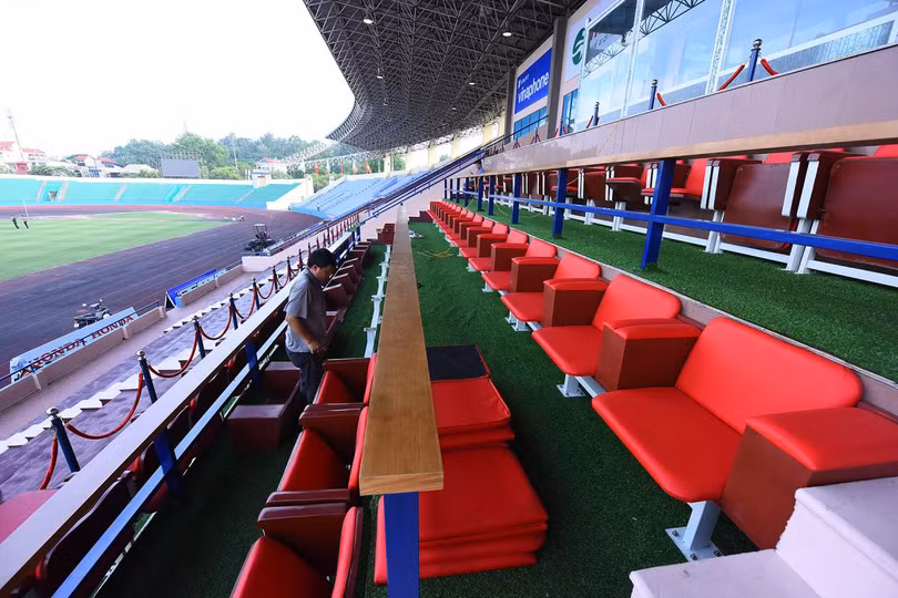 Khu vực khán đài VIP cũng đã hoàn thiện (ảnh: báo Thanh Niên) Khu vực khán đài VIP cũng đã hoàn thiện (ảnh: báo Thanh Niên)