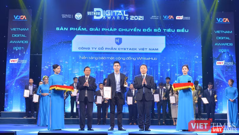 Ông Nguyễn Hữu Trung – CEO &amp; Co-Founder CyStack nhận Giải thưởng Chuyển đổi số Việt Nam 2021.