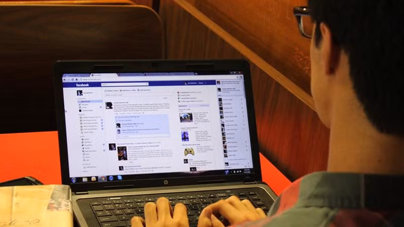checking-facebook_880x495-800-resize.jpg