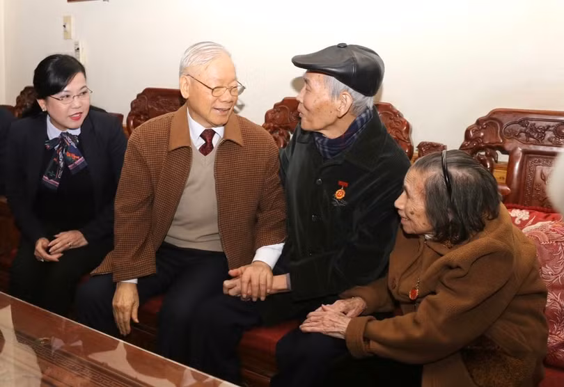 Tổng Bí thư đến thăm, tặng quà gia đình ông Nguyễn Trung Lựu (sinh năm 1927) ở Phổ Yên. Ông Lựu là cán bộ tiền khởi nghĩa, thương binh, nhiễm chất độc hoá học; tham gia kháng chiến chống thực dân Pháp, chống đế quốc Mỹ, bảo vệ biên giới phía Bắc tháng 02/1979; được nhận Huy hiệu 75 năm tuổi Đảng và là Thầy thuốc ưu tú, nguyên Giám đốc Bệnh viện Quân y 91