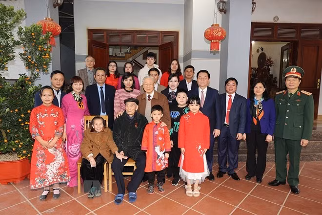 Tổng Bí thư chụp ảnh lưu niệm cùng gia đình ông Lê Trung Lựu.