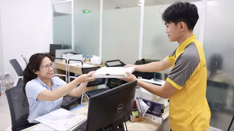 Nhân viên Bưu điện tham gia tiếp nhận và trả kết quả hồ sơ tại Trung tâm phục vụ Hành chính công TP. Hà Nội 