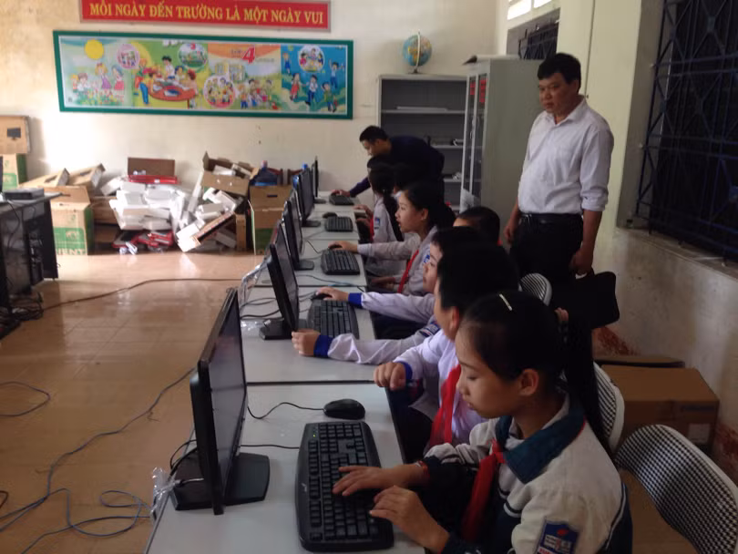 Món quà rất có ý nghĩa với thầy và trò trường Tiểu học Xuân Lũng. 