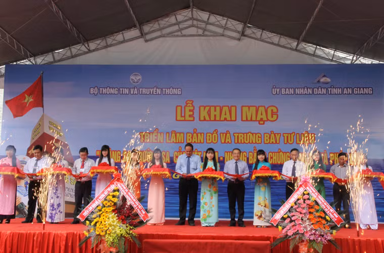 	Thứ trưởng Phan Tâm và các đại biểu cắt băng khai mạc triển lãm