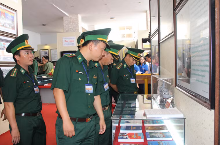 Đông đảo cán bộ, chiến sỹ lực lượng vũ trang đóng trên địa bàn tỉnh An Giang đã đến tham quan triển lãm