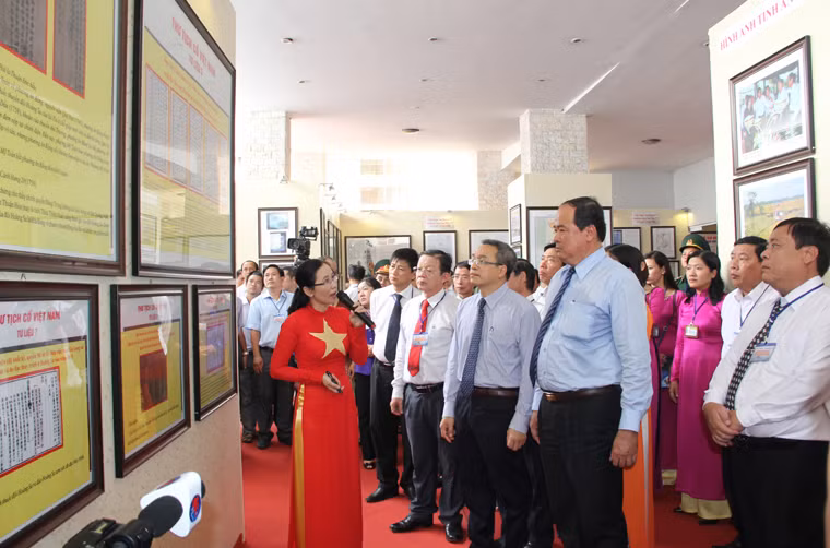 Thứ trưởng Phan Tâm và các đại biểu tham quan triển lãm