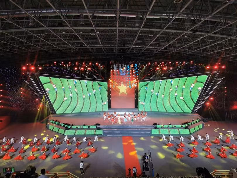 Lời giã bạn của nước chủ nhà SEA Games 31Việt Nam bằng chùm bài hát Quan họ - Di sản Phi vật thể thế giới được UNESCO công nhận với những làn điệu Mời Trầu, Giã bạn, và Người ơi người ở đừng về qua phần trình bày của 100 nghệ sỹ Dân ca Quan họ Bắc Ninh.