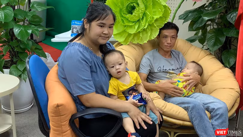 Vợ chồng chị Nông Thị Quỳnh và anh Ma Văn Toàn (người Tày) rạng ngời hạnh phúc đón hai bé sinh đôi sau 7 năm mong mỏi.