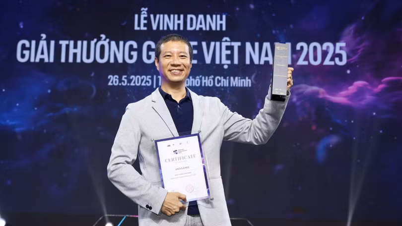 Ông Lã Xuân Thắng đại diện VNGGames nhận giải Nhà phát hành game xuất sắc 3 năm liên tiếp. Ảnh: VNG.