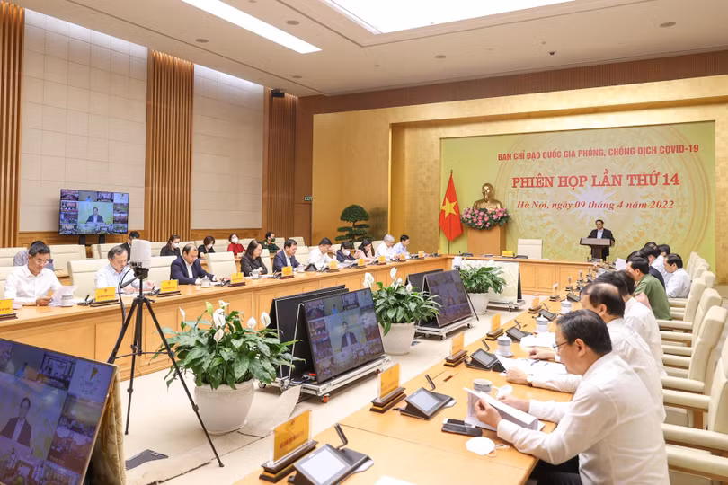 Thủ tướng nêu rõ, kinh nghiệm cho thấy vacicne vẫn là vũ khí chiến lược, là "lá chắn" quan trọng nhất trong phòng, chống dịch. Thủ tướng nêu rõ, kinh nghiệm cho thấy vacicne vẫn là vũ khí chiến lược, là "lá chắn" quan trọng nhất trong phòng, chống dịch.