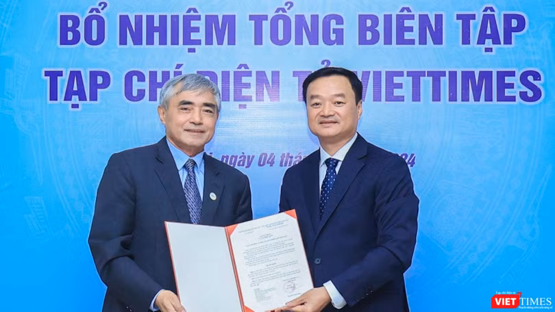 Chủ tịch Nguyễn Minh Hồng trao quyết định bổ nhiệm Tổng biên tập Tạp chí điện tử VietTimes cho nhà báo Nguyễn Bá Kiên.
