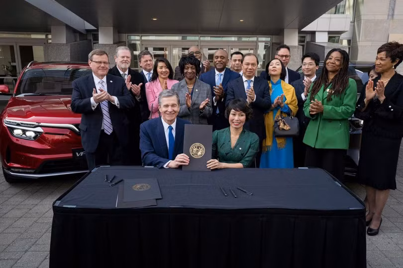 Thống đốc Bang Bắc Carolina Roy Cooper và Phó Chủ tịch Tập đoàn Vingroup kiêm Tổng giám đốc VinFast toàn cầu Lê Thị Thu Thủy ký kết hợp tác về việc đầu tư xây dựng nhà máy VinFast tại bang Bắc Carolina. Thống đốc Bang Bắc Carolina Roy Cooper và Phó Chủ tịch Tập đoàn Vingroup kiêm Tổng giám đốc VinFast toàn cầu Lê Thị Thu Thủy ký kết hợp tác về việc đầu tư xây dựng nhà máy VinFast tại bang Bắc Carolina.