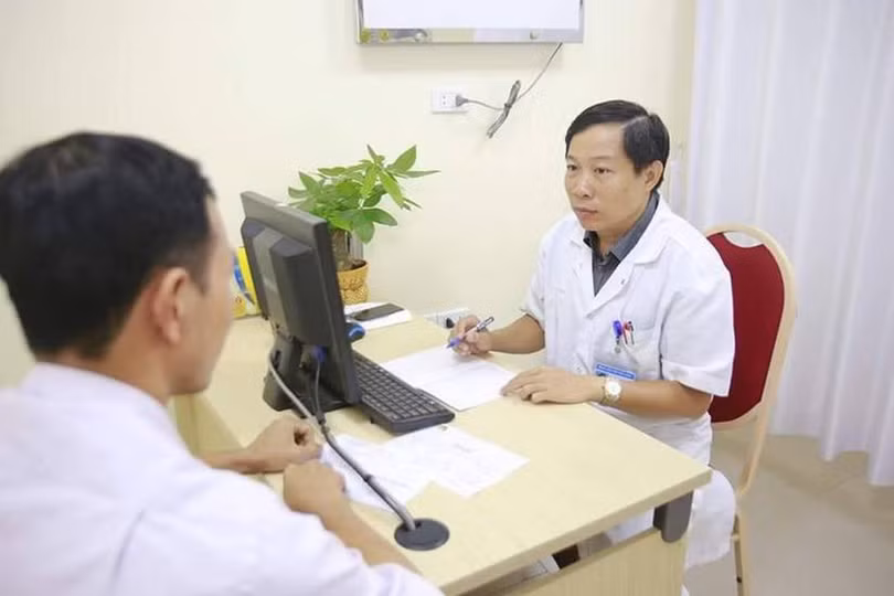 Bác sĩ Nguyễn Quang - Giám đốc Trung tâm Nam học, Bệnh viện Hữu nghị Việt Đức khám cho bệnh nhân mắc xoắn tinh hoàn.