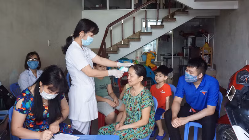 Cán bộ y tế phường Hồng Hải (TP Hạ Long) tới khám sức khỏe tại nhà cho người dân. Ảnh: quangninh.gov.vn.