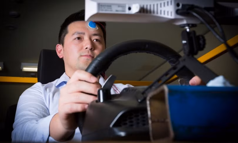Tác giả chính nghiên cứu sinh Neng Zhang trong mô hình mô phỏng lái xe.