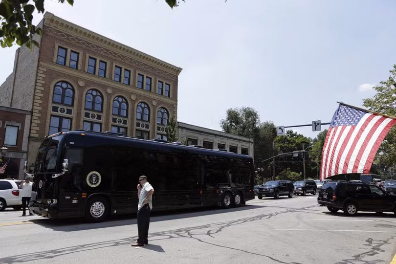 Video: Cận cảnh xe buýt bọc thép của Tổng thống Obama ảnh 7 Video: Cận cảnh xe buýt bọc thép của Tổng thống Obama ảnh 7