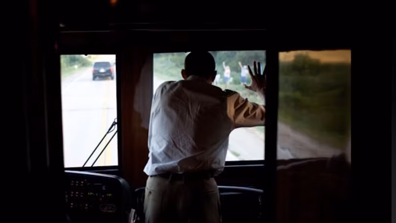 Video: Cận cảnh xe buýt bọc thép của Tổng thống Obama ảnh 10